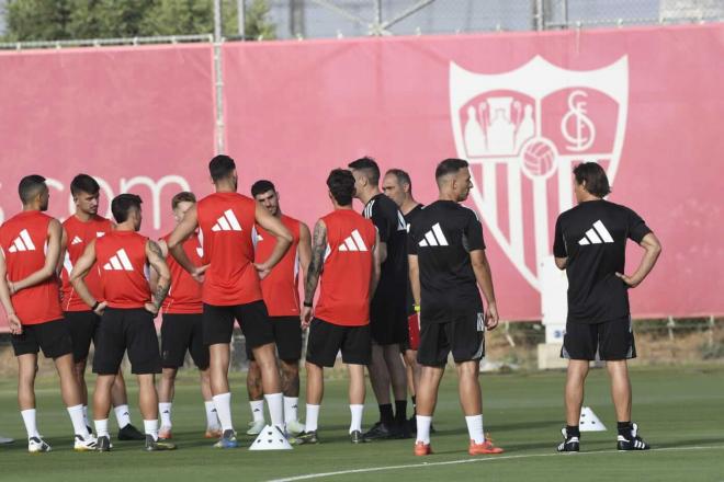Matías Almeyda habla con Arturo González en el primer entrenamiento (Foto: Kiko Hurtado).