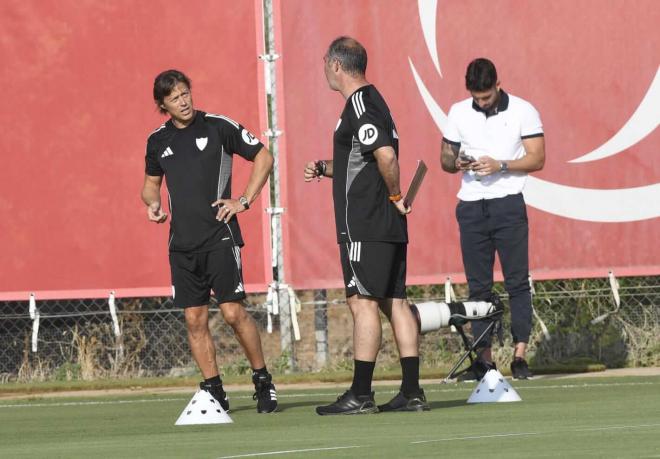 Matías Almeyda habla con Juanjo del Ojo, en su primer entrenamiento (Foto: Kiko Hurtado).