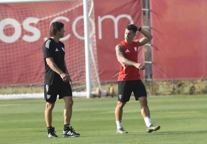 Matías Almeyda y Alfon, en el primer entrenamiento del Sevilla (Foto: Kiko Hurtado).