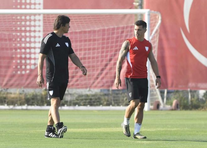 Almeyda y Alfon, en el primer entrenamiento de la pretemporada del Sevilla (Foto: Kiko Hurtado).