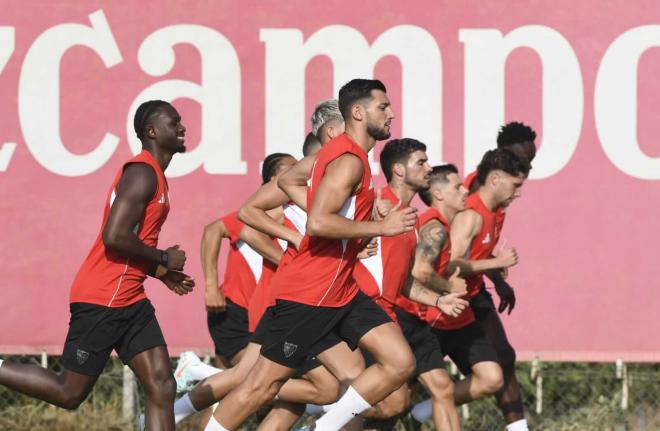 Rafa Mir, en el primer entrenamiento de la pretemporada del Sevilla (Foto: Kiko Hurtado).