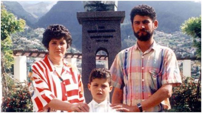 Cristiano Ronaldo junto a sus padres de pequeño. (Foto: Redes Sociales)