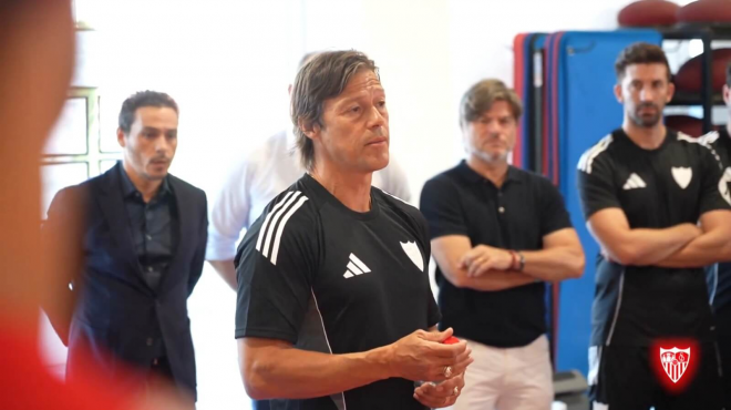 Matías Almeyda charla con la plantilla del Sevilla antes de su primer entrenamiento.