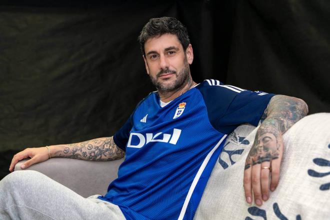 Melendi posa con la camiseta del Real Oviedo.