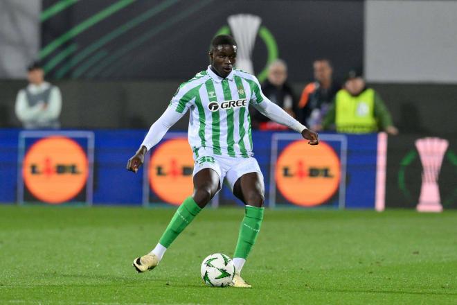 Nobel Mendy, jugando con el Betis en la UEFA Conference League (Foto: Cordon Press).