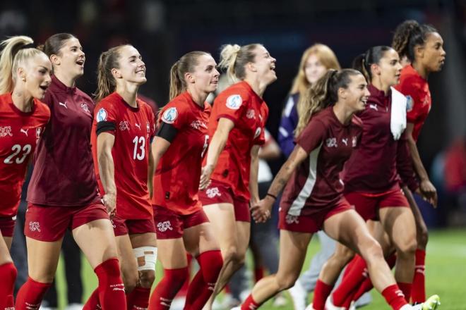 Las jugadoras de Suiza celebran el triunfo ante Islandia (Foto: EFE).