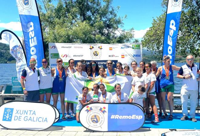 El CN Sevilla causa sensación en en Castrelo de Miño (Orense).