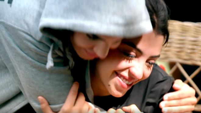 Ale Fighter y Lorena Ramiro se abrazan (Telecinco)