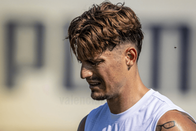 Sergi Canós trabaja al margen de sus compañeros (Foto: Valencia CF)