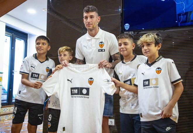 Dani Raba presentado en Mestalla con los niños del barro (Foto: Valencia CF)