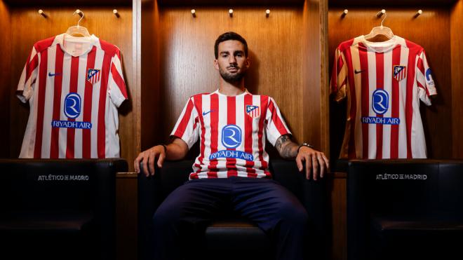 Baena posa como nuevo jugador del Atlético (Foto: Atlético)