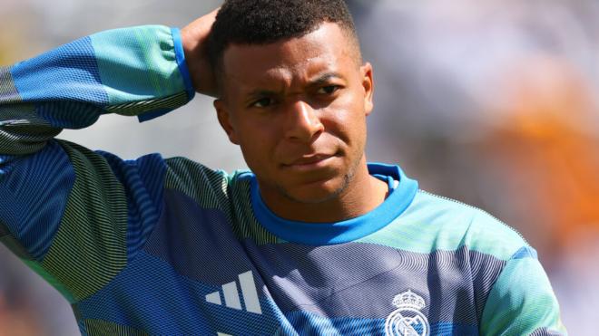 Kylian Mbappé en el calentamiento previo al Real Madrid - Borussia (Foto: Cordon Press)