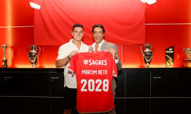 Martim Neto posa durante su renovación. (Foto: Benfica)