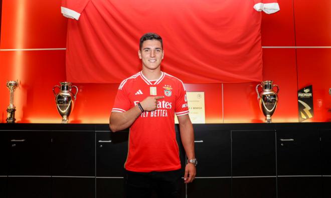 Martim Neto posa durante su renovación. (Foto: Benfica)