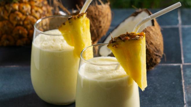 Imagen de archivo de dos piñas coladas (Foto: Freepik)