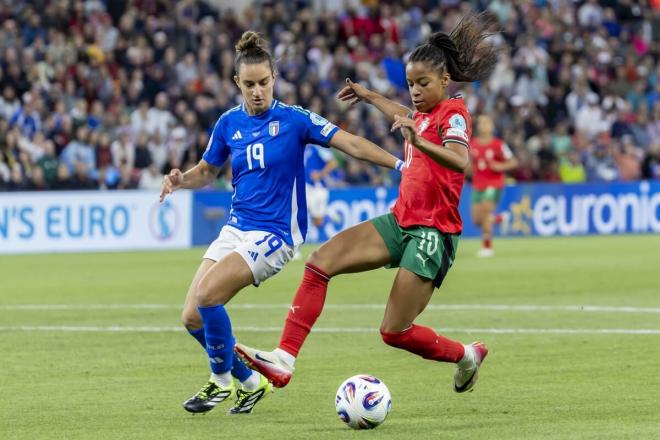 Jessica Silva controla ante Martina Lenzini en el Portugal-Italia de la Eurocopa (Foto: EFE).