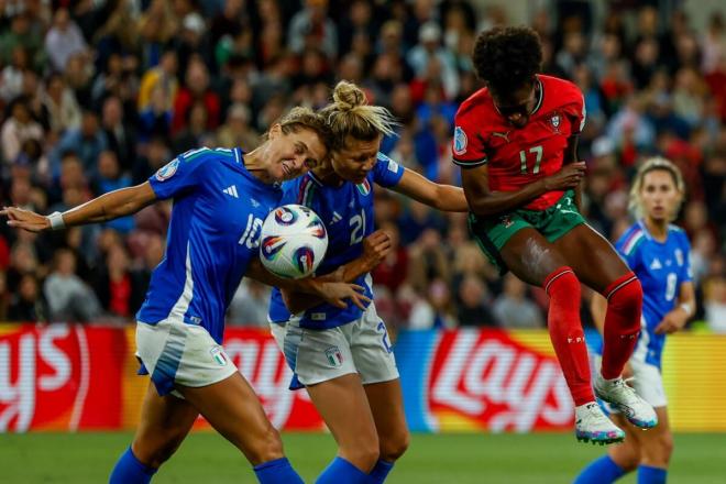 Diana Silva cabecea en el Portugal-Italia de la Eurocopa (Foto: EFE).