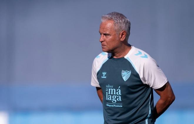 Sergio Pellicer dirige el primer entrenamiento del Málaga en la pretemporada 2025 (Foto: MCF).