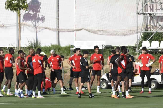 Matías Almeyda, con un grupo de jugadores del Sevilla en el entrenamiento (Foto: Kiko Hurtado).