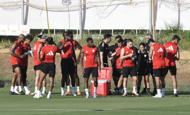 Tanguy Nianzou, Stanis Idumbo y varios jugadores más en el entrenamiento del Sevilla (Foto: Kiko H