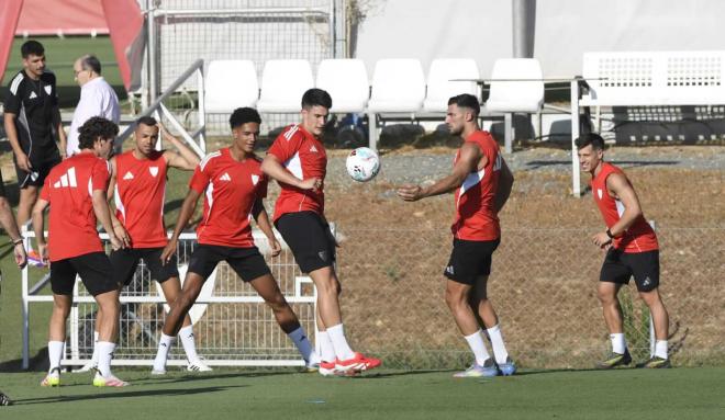 Rafa Mir, junto a varios canteranos del Sevilla en un entrenamiento (Foto: Kiko Hurtado).