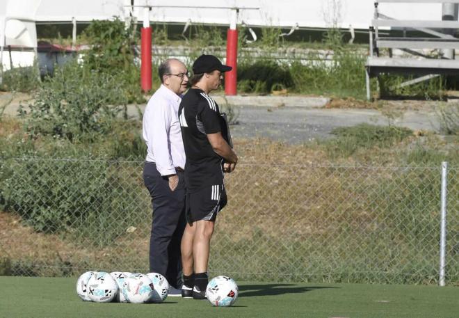 José Castro charla con Matías Almeyda en un entrenamiento del Sevilla (Foto: Kiko Hurtado).