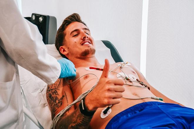 Tamás Nikitscher siendo revisado durante el reconocimiento médico (Foto: Sara Cabezas)