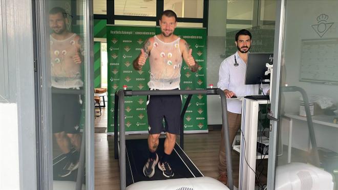 Aitor Ruibal, pasando las pruebas médicas (Foto: Kiko Hurtado).