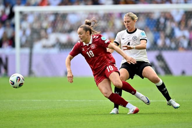 Janni Thomsen conduce delante de Rebecca Knaak en el Alemania-Dinamarca de la Euro 2025 (Foto: Euro