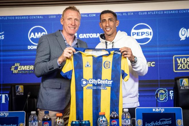 Ángel di María posa en su presentación con Rosario Central (Foto: CARC).