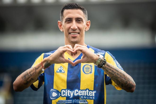 Ángel di María posa en su presentación con Rosario Central (Foto: CARC).