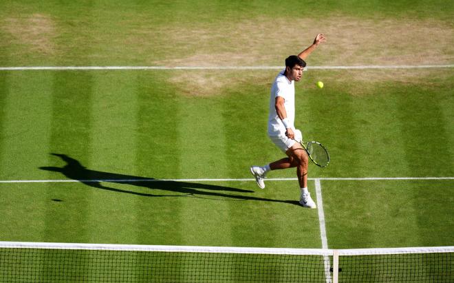 Carlos Alcaraz, en su partido ante Cameron Norrie en Wimbledon (Foto: Cordon Press).