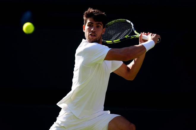 Carlos Alcaraz, en su partido ante Cameron Norrie en Wimbledon (Foto: Cordon Press).
