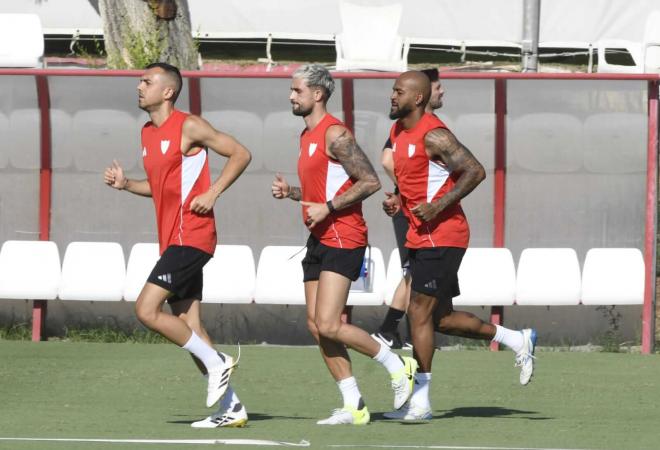 Joan Jordán, Adnan Januzaj y Marcao en el entrenamiento del Sevilla (Foto: Kiko Hurtado).