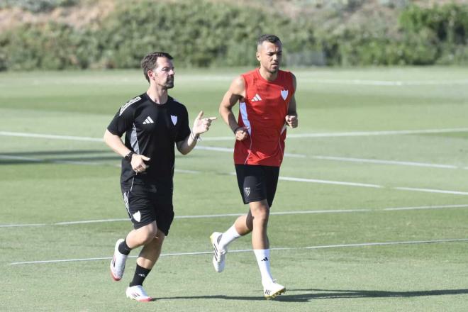 Joan Jordán, al margen en el entrenamiento del Sevilla (Foto: Kiko Hurtado).