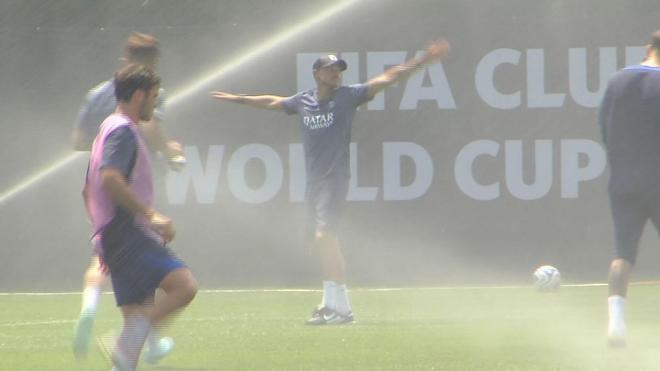 Luis Enrique da órdenes entre aspersores (Foto: ElDesamrque)