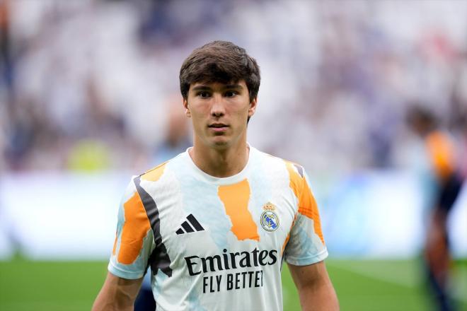 Gonzalo García calienta con el Real Madrid (Foto: EuropaPress).