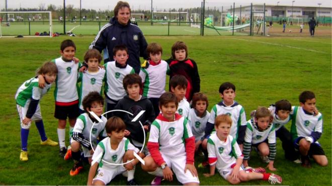 Gonzalo García vistiendo los pantalones del Real Madrid en su equipo de pequeño