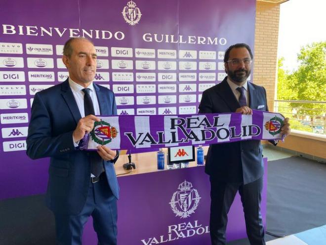 Guillermo Almada y Víctor Orta durante la presentación del técnico