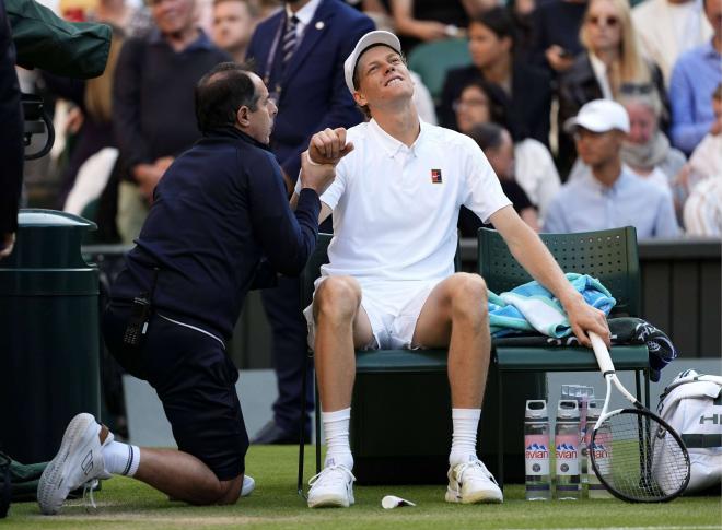 Jannik Sinner, atendido del codo en su partido ante Dimitrov en Wimbledon (Foto: Cordon Press).
