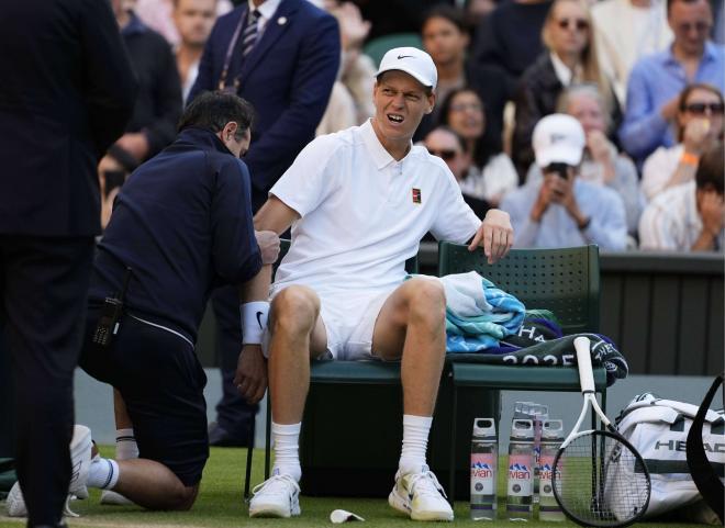 Jannik Sinner, atendido del codo en su partido ante Dimitrov en Wimbledon (Foto: Cordon Press).