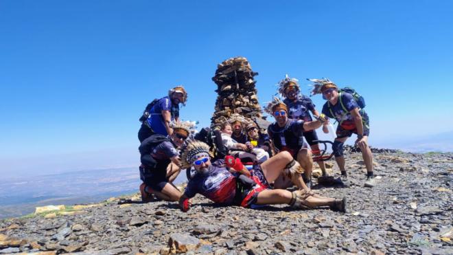 Julia y el equipo de indios en una de las cimas de los tresmil
