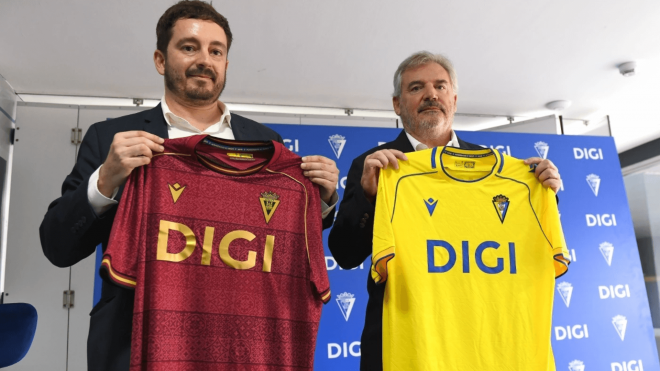 Las nuevas camisetas del Cádiz, con la publicidad de DIGI (Foto: CCF).