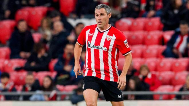 El navarro Pablo Orbaiz jugando un partido como leyenda rojiblanca (Foto: Athletic Club).