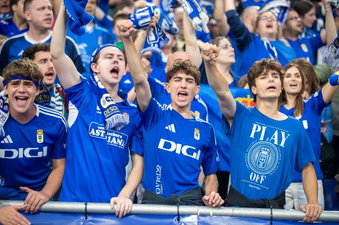 Oviedistas en el Carlos Tartiere celebrando el ascenso (Foto: RO).