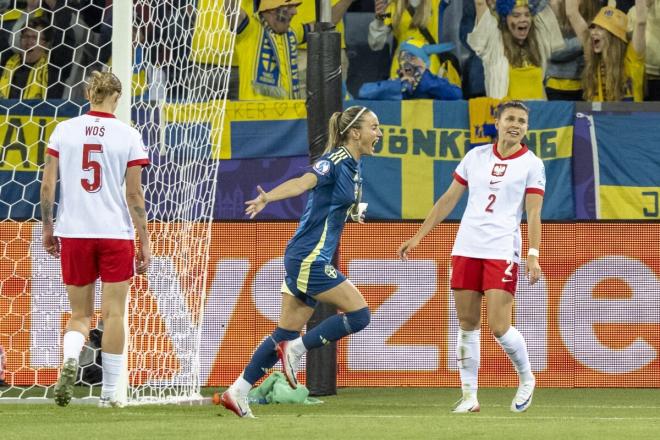 Kosovare Asllani celebra su gol en el Polonia-Suecia de la Eurocopa (Foto: EFE).