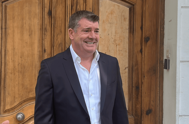 Ron Gourlay sale de las oficinas