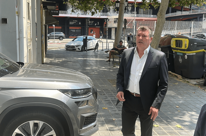 Ron Gourlay sale de las oficinas