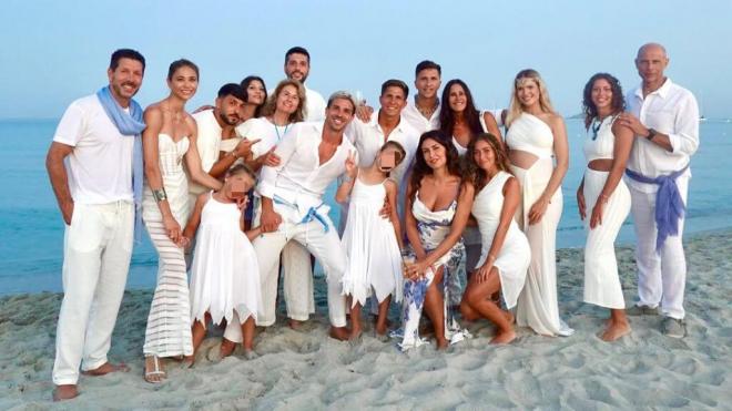 La familia Simeone y amigos, en Cerdeña (Instagram)