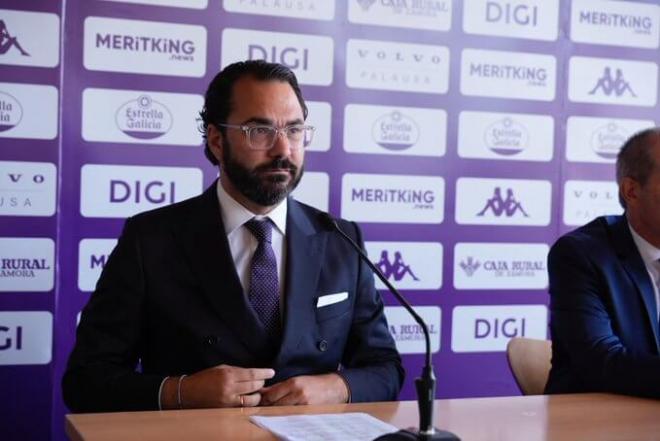 Víctor Orta durante la presentación de Guillermo Almada (Foto: Real Valladolid).